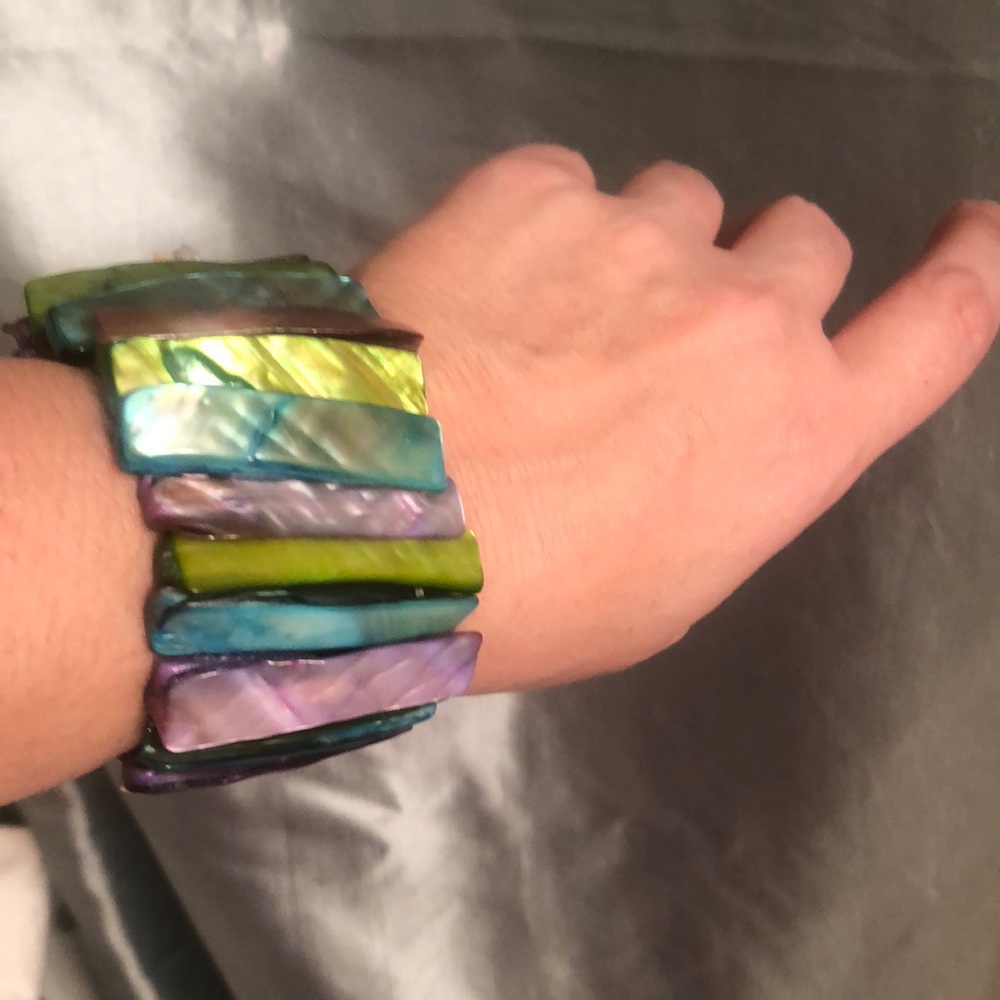 Gorgeous stretch shell bracelet